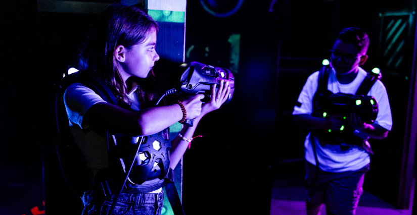 On s'éclate chez Laser Game Evolution pendant les vacances : laser game, quiz game, blind test et karaoké - Grenoble, Saint-Martin-d'Hères et Chambéry