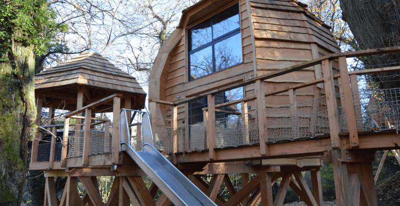 Cabane en hauteur avec toboggan et mur d’escalade – Domaine des Étoiles à Gillonnay.