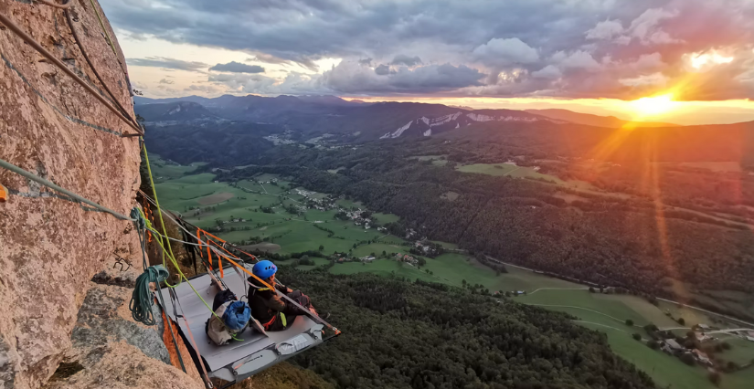 Nuit en famille à flanc de falaise, à Presles.