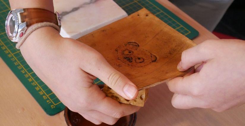 "Artisan du cuir", atelier famille au Musée de l'Ancien Évêché à Grenoble