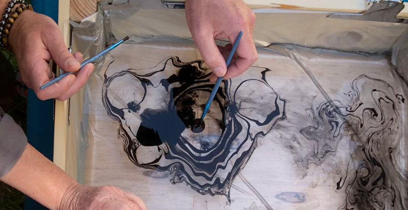 "Encre flottante", atelier de marbrure japonaise au Domaine de Vizille